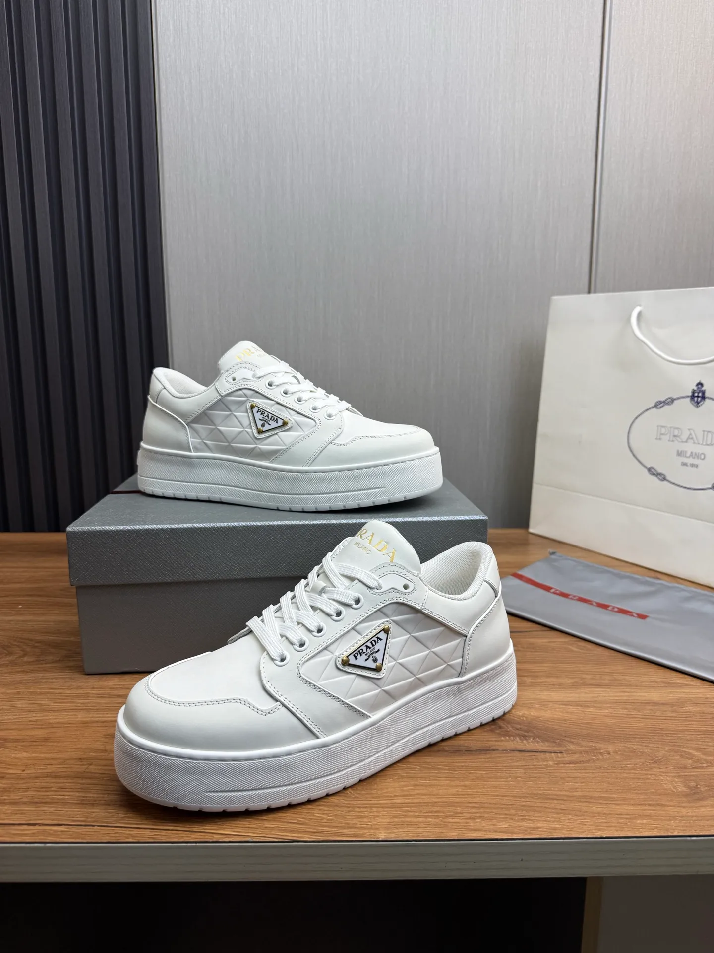Men's shoes 💰580💰 [PRADA] Autumn and winter hot men's shoes shipped 👏Official website synchronized ⬆️Original fly-woven cowhide fabric + cowhide lining, 1⃣️:1⃣️reproduction, original sole, 38-45 (45. Customized, non-refundable)